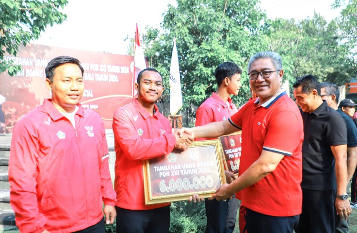 Pj. Bupati Gianyar Bagikan Bonus untuk Atlet Berprestasi, Dorong Semangat Raih Prestasi Lebih Tinggi