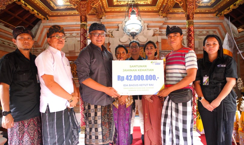 Pj. Bupati Gianyar Serahkan Santunan BPJS Ketenagakerjaan: Penghormatan untuk Tokoh Seni dan Spiritual, Ida Bagus Ketut Rai