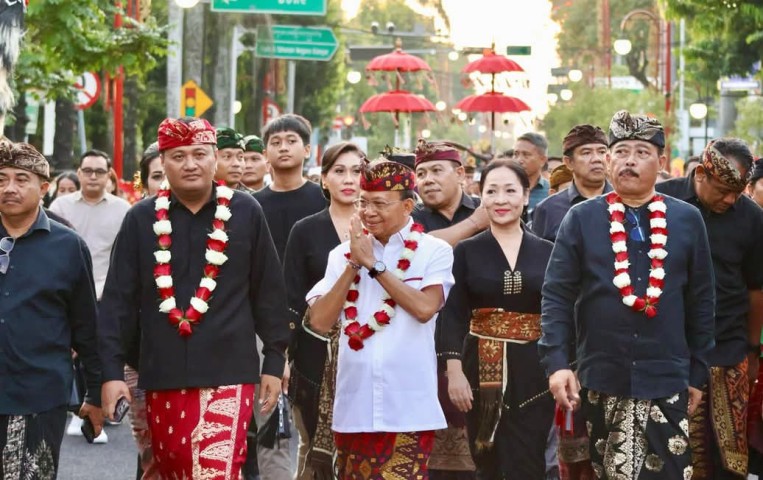 Gianyar Tumpah Ruah! 10 Ribu Warga Padati Temu Akbar Masyarakat, Gubernur dan Wakil Gubernur Bali Hadir Meriahkan Kota Seni