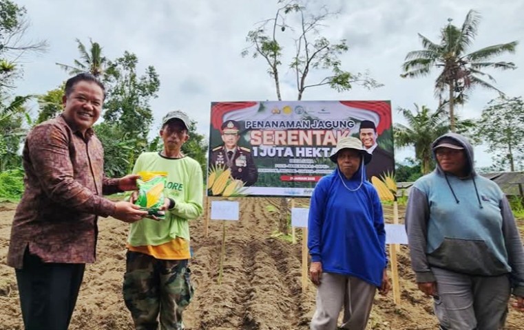 Bangli Dukung Swasembada Pangan, Bupati Sedana Arta Tanam Jagung di Desa Tiga Susut Bangli