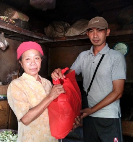 Sentuhan Kasih di Tengah Derita: Newsyess.com dan CV Mitra Karya Bahagia Berbagi Paket Sembako untuk Nengah Kari