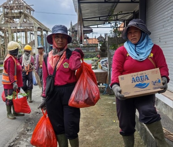 Seteguk Kepedulian di Bawah Terik Matahari: Redaksi Newsyess.com Berbagi dengan Ibu-ibu Pejuang Kebersihan Gianyar